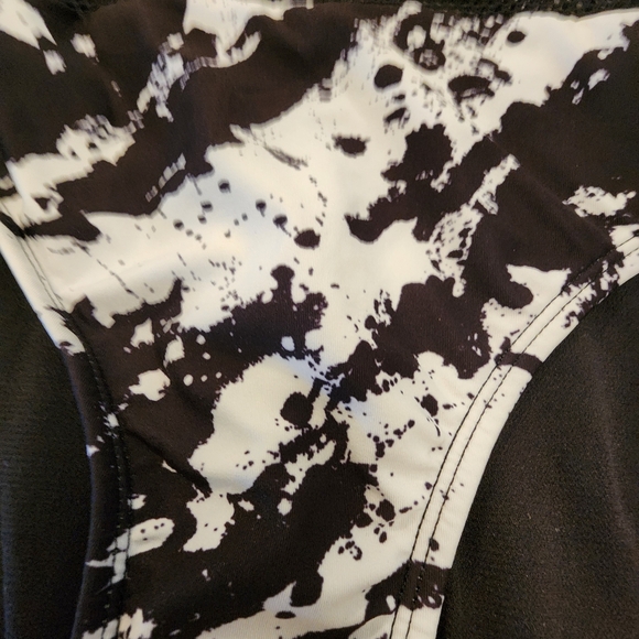 Carmen Marc Valvo Monochrome One-Shoulder Swimsuit Comes With Extra Strap. - Picture 6 of 8